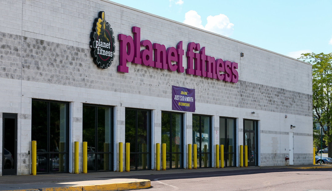 Gym cancels membership for woman who complained about man in her locker room
