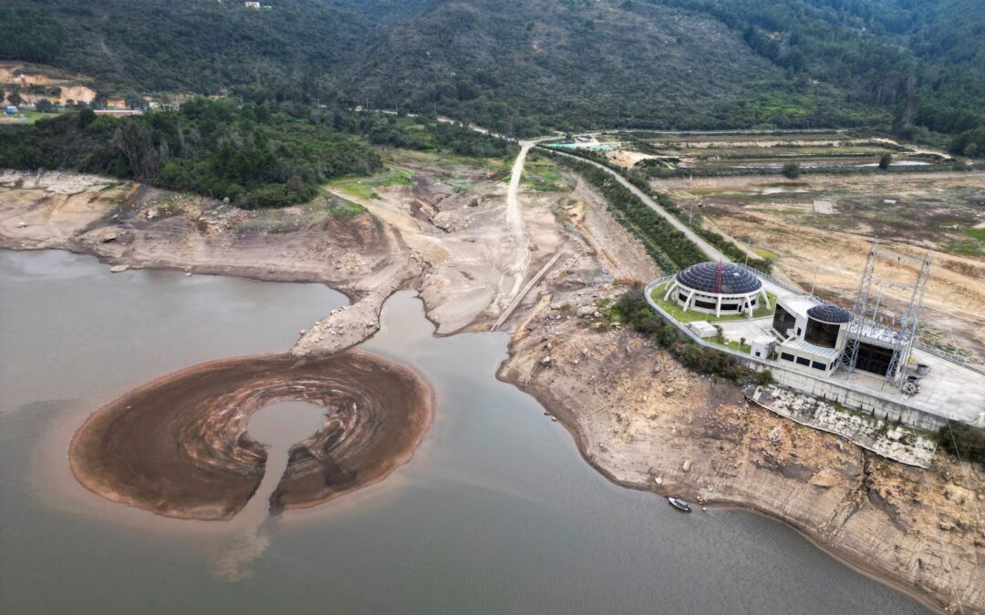 Bogotá Faces Water Rationing Amid Historic Reservoir Lows