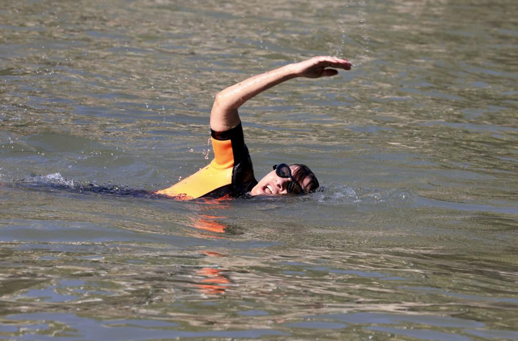 Paris Mayor Swims in Seine as River Cleaned Up for Olympics