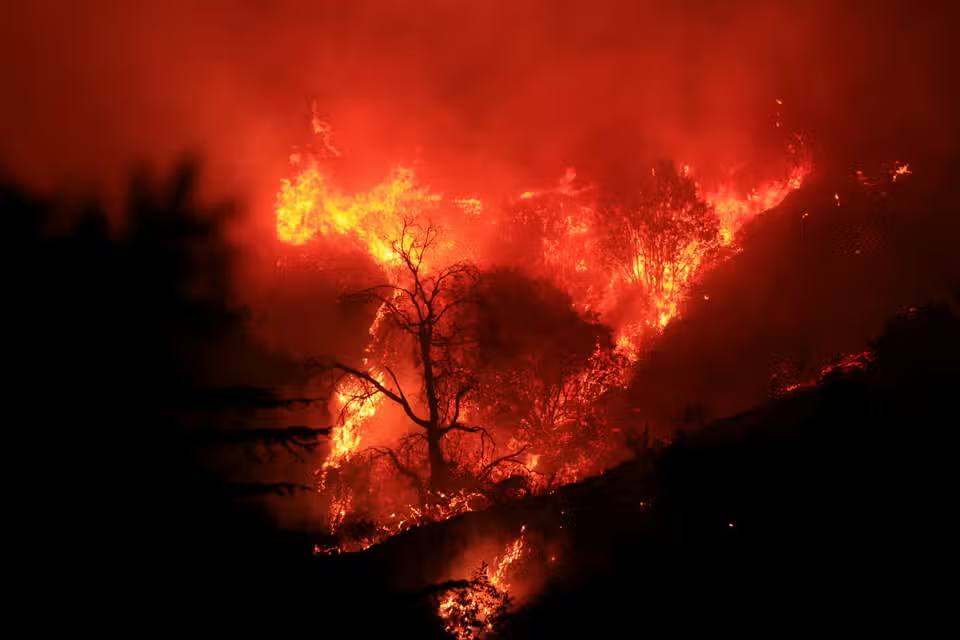 California Wildfire Forces Thousands to Evacuate Amid High Winds and Extreme Conditions